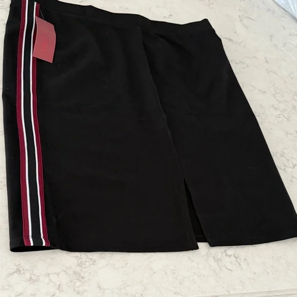 Chic Black Pencil Skirt with Striped Accent - Picture 3 of 4